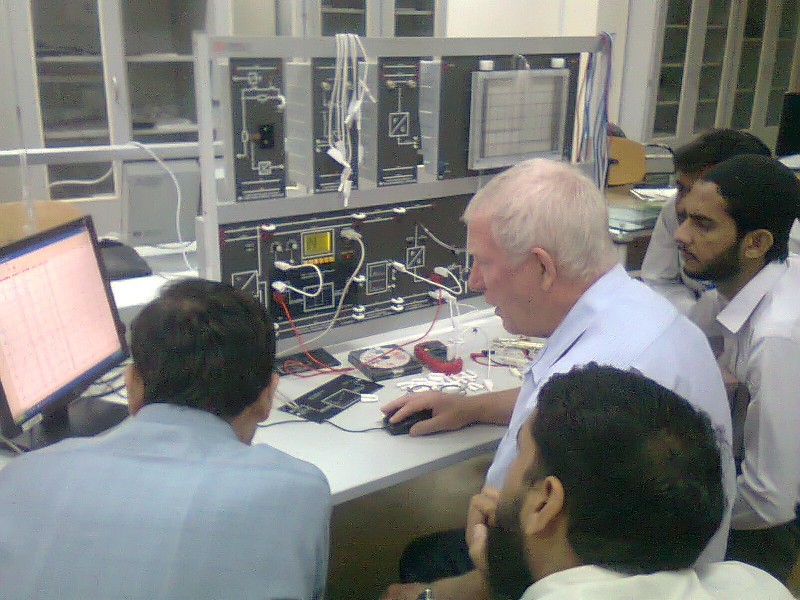 Dr. Laufer with Students & lab Staff